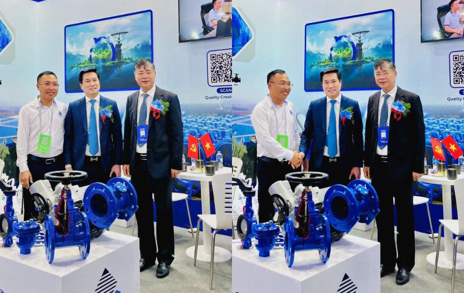 Thứ trưởng Bộ Xây dựng, Chủ tịch Hội Cấp Thoát Nước Việt Nam ghé thăm gian hàng
