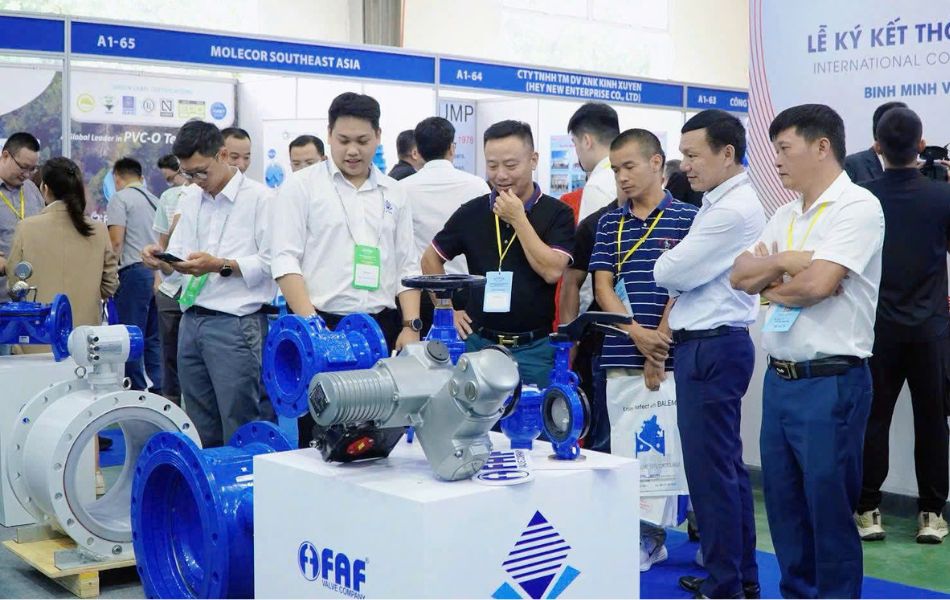 Nhân viên Tuấn Hưng Phát tận tình tiếp đón khách tham quan gian hàng